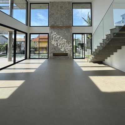 Casa Residencial com 333m², 4 quartos, 3 suítes, 2 garagens, no bairro Campeche em Florianópolis