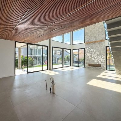 Casa Residencial com 333m², 4 quartos, 3 suítes, 2 garagens, no bairro Campeche em Florianópolis