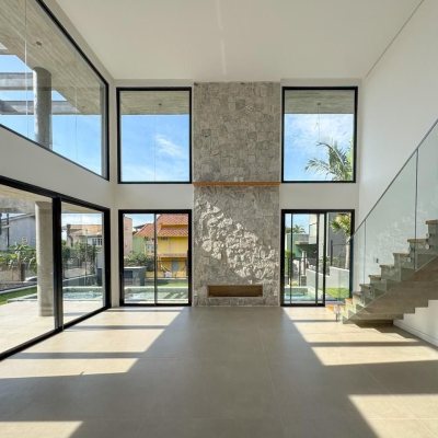 Casa Residencial com 333m², 4 quartos, 3 suítes, 2 garagens, no bairro Campeche em Florianópolis