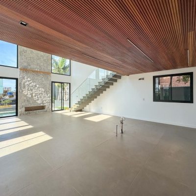 Casa Residencial com 333m², 4 quartos, 3 suítes, 2 garagens, no bairro Campeche em Florianópolis