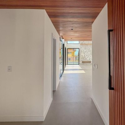 Casa Residencial com 333m², 4 quartos, 3 suítes, 2 garagens, no bairro Campeche em Florianópolis