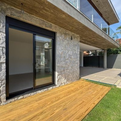 Casa Residencial com 333m², 4 quartos, 3 suítes, 2 garagens, no bairro Campeche em Florianópolis