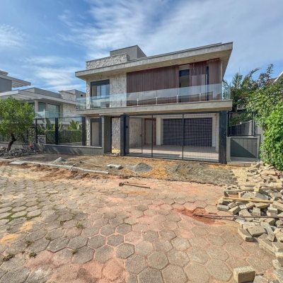 Casa Residencial com 333m², 4 quartos, 3 suítes, 2 garagens, no bairro Campeche em Florianópolis