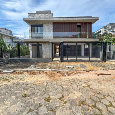 Casa Residencial com 333m², 4 quartos, 3 suítes, 2 garagens, no bairro Campeche em Florianópolis