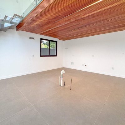 Casa Residencial com 333m², 4 quartos, 3 suítes, 2 garagens, no bairro Campeche em Florianópolis