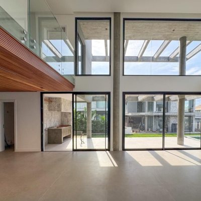 Casa Residencial com 333m², 4 quartos, 3 suítes, 2 garagens, no bairro Campeche em Florianópolis