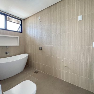 Casa Residencial com 333m², 4 quartos, 3 suítes, 2 garagens, no bairro Campeche em Florianópolis