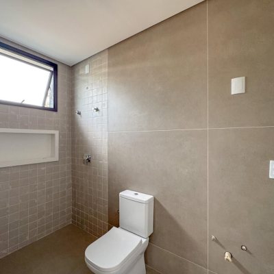 Casa Residencial com 333m², 4 quartos, 3 suítes, 2 garagens, no bairro Campeche em Florianópolis