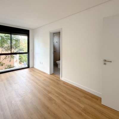 Casa Residencial com 333m², 4 quartos, 3 suítes, 2 garagens, no bairro Campeche em Florianópolis