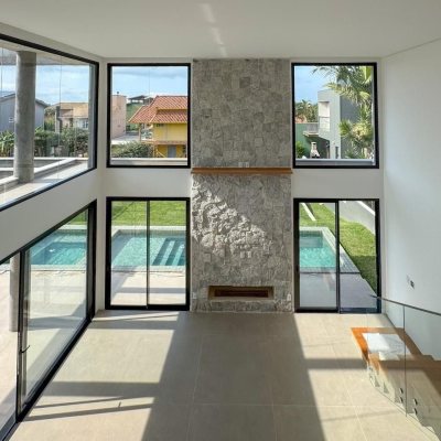 Casa Residencial com 333m², 4 quartos, 3 suítes, 2 garagens, no bairro Campeche em Florianópolis