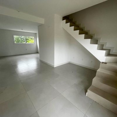 Casa Residencial com 112m², 3 quartos, 1 suíte, 2 garagens, no bairro Rio Tavares em Florianópolis