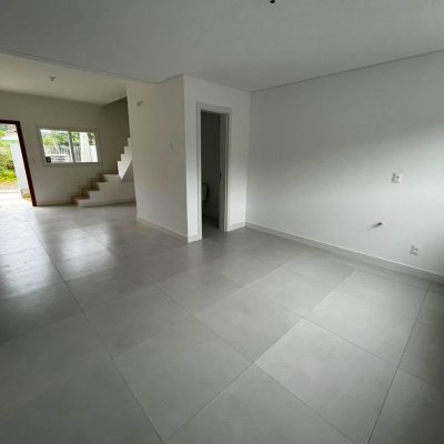 Casa Residencial com 118m², 3 quartos, 1 suíte, 2 garagens, no bairro Rio Tavares em Florianópolis