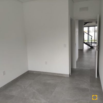 Casa Residencial com 162m², 3 quartos, 3 suítes, 2 garagens, no bairro Campeche em Florianópolis