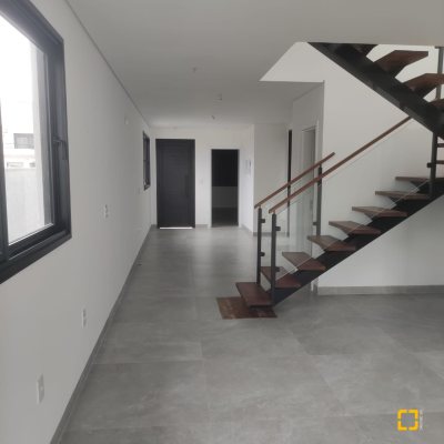 Casa Residencial com 162m², 3 quartos, 3 suítes, 2 garagens, no bairro Campeche em Florianópolis