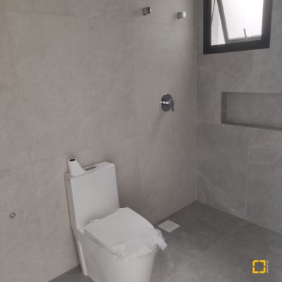 Casa Residencial com 162m², 3 quartos, 3 suítes, 2 garagens, no bairro Campeche em Florianópolis