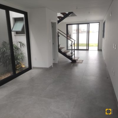 Casa Residencial com 162m², 3 quartos, 3 suítes, 2 garagens, no bairro Campeche em Florianópolis