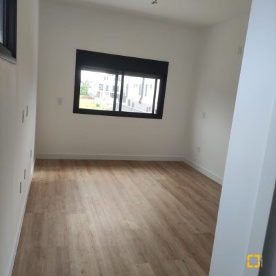 Casa Residencial com 162m², 3 quartos, 3 suítes, 2 garagens, no bairro Campeche em Florianópolis