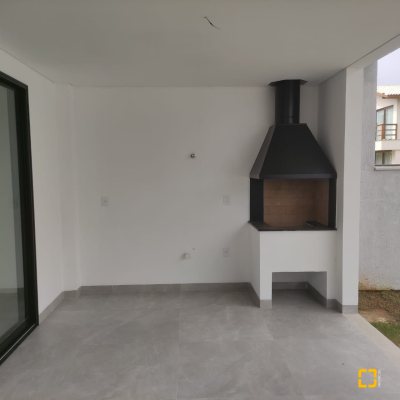 Casa Residencial com 162m², 3 quartos, 3 suítes, 2 garagens, no bairro Campeche em Florianópolis