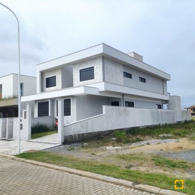 Casa Residencial com 162m², 3 quartos, 3 suítes, 2 garagens, no bairro Campeche em Florianópolis