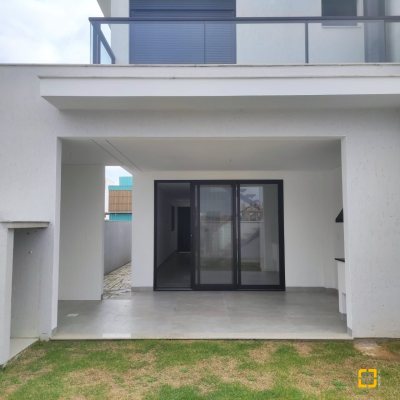 Casa Residencial com 162m², 3 quartos, 3 suítes, 2 garagens, no bairro Campeche em Florianópolis