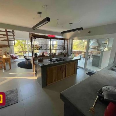 Casa Residencial com 600m², 7 quartos, 4 suítes, 11 garagens, no bairro Açores em Florianópolis