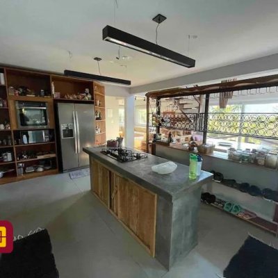 Casa Residencial com 600m², 7 quartos, 4 suítes, 11 garagens, no bairro Açores em Florianópolis