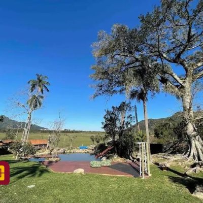 Casa Residencial com 600m², 7 quartos, 4 suítes, 11 garagens, no bairro Açores em Florianópolis