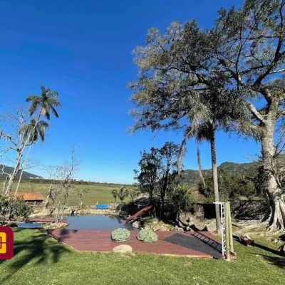 Casa Residencial com 600m², 7 quartos, 4 suítes, 11 garagens, no bairro Açores em Florianópolis