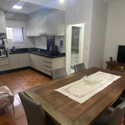 Casa Residencial com 191m², 4 quartos, 1 suíte, 2 garagens, no bairro Centro em Florianópolis