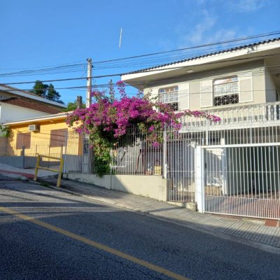 Casa Residencial com 191m², 4 quartos, 1 suíte, 2 garagens, no bairro Centro em Florianópolis