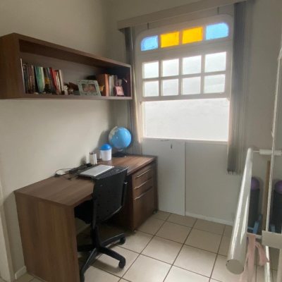 Casa Residencial com 191m², 4 quartos, 1 suíte, 2 garagens, no bairro Centro em Florianópolis