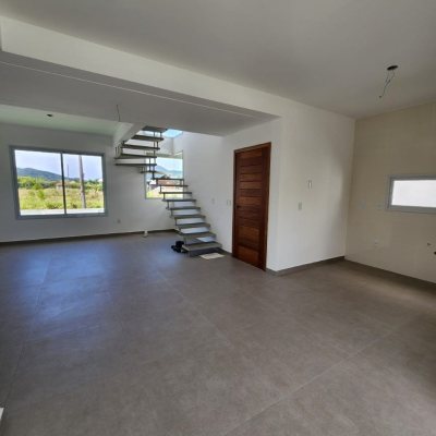 Casa Residencial com 131m², 3 quartos, 1 suíte, 2 garagens, no bairro Pântano Do Sul em Florianópolis