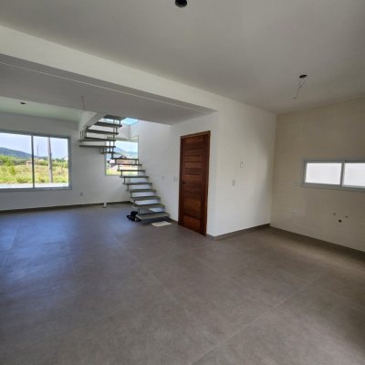 Casa Residencial com 131m², 3 quartos, 1 suíte, 2 garagens, no bairro Pântano Do Sul em Florianópolis