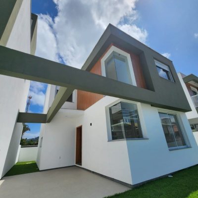 Casa Residencial com 131m², 3 quartos, 1 suíte, 2 garagens, no bairro Pântano Do Sul em Florianópolis