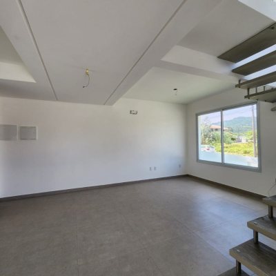Casa Residencial com 122m², 3 quartos, 1 suíte, 2 garagens, no bairro Pântano Do Sul em Florianópolis