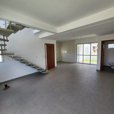 Casa Residencial com 122m², 3 quartos, 1 suíte, 2 garagens, no bairro Pântano Do Sul em Florianópolis