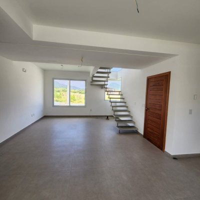 Casa Residencial com 122m², 3 quartos, 1 suíte, 2 garagens, no bairro Pântano Do Sul em Florianópolis