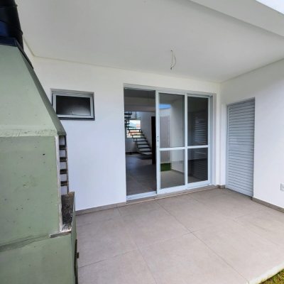 Casa Residencial com 122m², 3 quartos, 1 suíte, 2 garagens, no bairro Pântano Do Sul em Florianópolis
