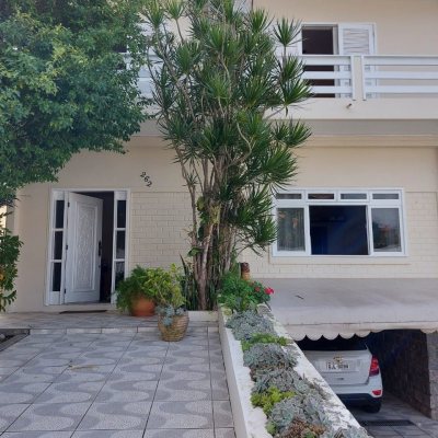 Casa Residencial com 320m², 4 quartos, 4 suítes, 4 garagens, no bairro Coqueiros em Florianópolis