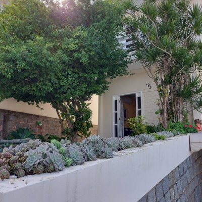 Casa Residencial com 320m², 4 quartos, 4 suítes, 4 garagens, no bairro Coqueiros em Florianópolis