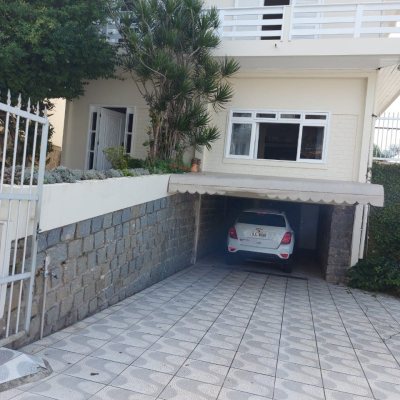 Casa Residencial com 320m², 4 quartos, 4 suítes, 4 garagens, no bairro Coqueiros em Florianópolis