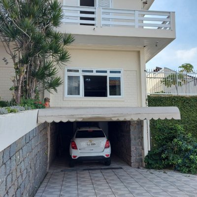 Casa Residencial com 320m², 4 quartos, 4 suítes, 4 garagens, no bairro Coqueiros em Florianópolis