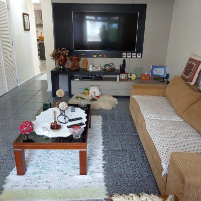 Casa Residencial com 320m², 4 quartos, 4 suítes, 4 garagens, no bairro Coqueiros em Florianópolis