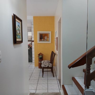 Casa Residencial com 320m², 4 quartos, 4 suítes, 4 garagens, no bairro Coqueiros em Florianópolis