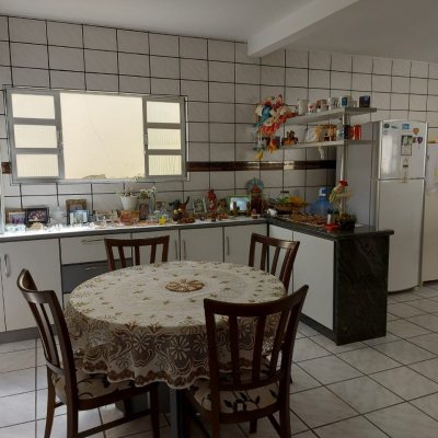 Casa Residencial com 320m², 4 quartos, 4 suítes, 4 garagens, no bairro Coqueiros em Florianópolis