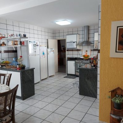 Casa Residencial com 320m², 4 quartos, 4 suítes, 4 garagens, no bairro Coqueiros em Florianópolis