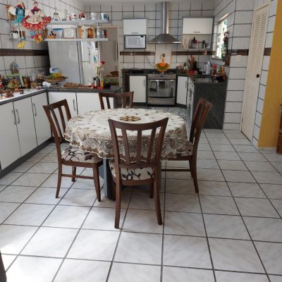 Casa Residencial com 320m², 4 quartos, 4 suítes, 4 garagens, no bairro Coqueiros em Florianópolis