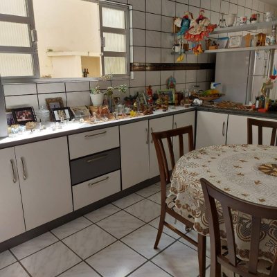 Casa Residencial com 320m², 4 quartos, 4 suítes, 4 garagens, no bairro Coqueiros em Florianópolis