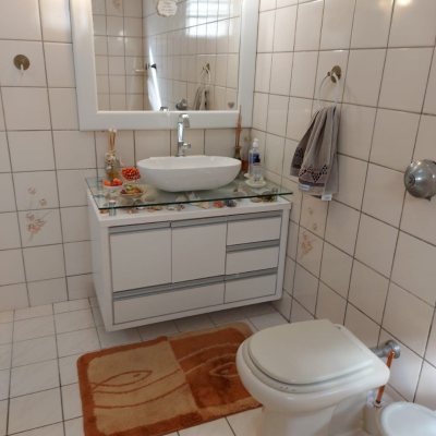 Casa Residencial com 320m², 4 quartos, 4 suítes, 4 garagens, no bairro Coqueiros em Florianópolis