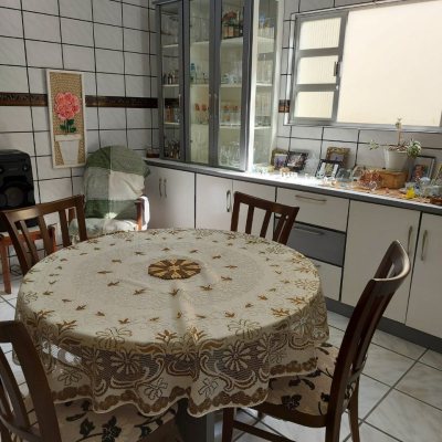 Casa Residencial com 320m², 4 quartos, 4 suítes, 4 garagens, no bairro Coqueiros em Florianópolis